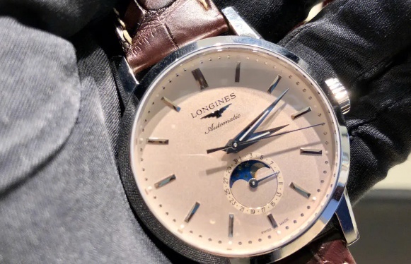 如何修复浪琴表盘划痕?实用技巧揭秘!(图) 如何修复浪琴表盘划痕?实用技巧揭秘!(图)